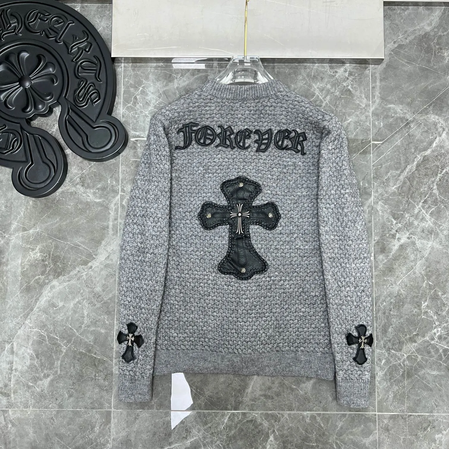 P300 Chrome Hearts 🍁Sweater series🍁 Autumn and winter Sanskrit cross V-neck cardigan sweater Selected high-quality wool blended knitted high-weight fabrics Heavy cross sheepskin leather crafts Customized silver-proof buckle ➕Three-dimensional Sanskrit embroidery Non-market ordinary version 🏷Three standards complete🏷 🌈Recommended colors: black white gray🌈